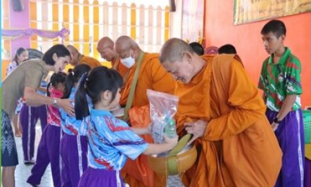 บ้านสุไหงโก-ลก จัดกิจกรรมตักบาตรเข้าพรรษา ครั้งที่ 6 สืบทอดพุทธประเพณี